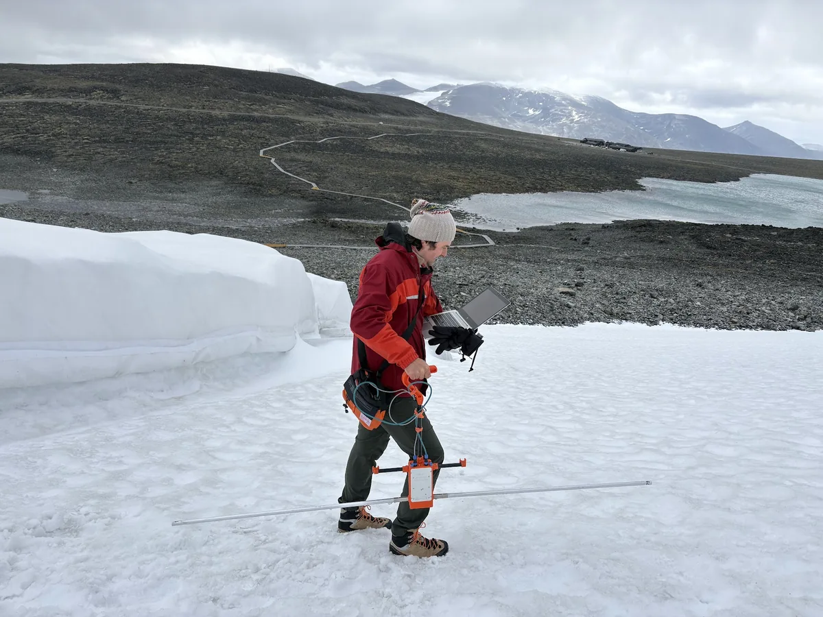 Low-frequency GPR survey on snow in a mountain environment